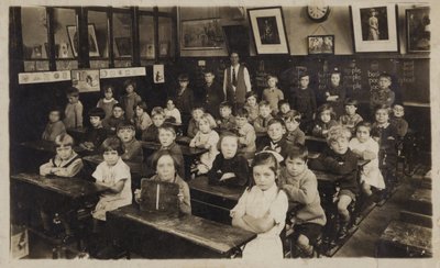 Školáci ve třídě (čb fotografie) od English School