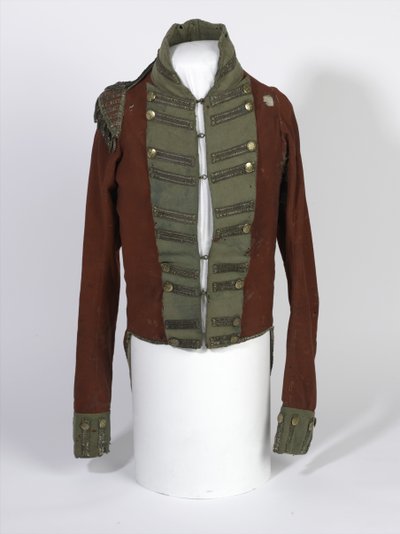 Coatee s krátkým ocasem, důstojníci lehké roty, 2. Bn 69. (South Lincolnshire) Regiment, nošený během kampaně Waterloo poručíkem Henry Andersonem, kolem roku 1815 (šarlatová a zelená látka se zlacenými knoflíky) od English School
