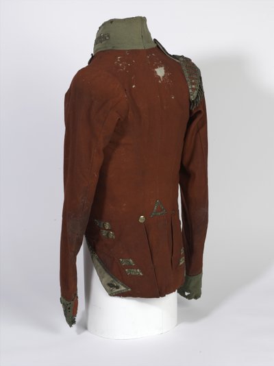 Coatee s krátkým ocasem, důstojníci lehké roty, 2. Bn 69. (South Lincolnshire) Regiment, nošený během kampaně Waterloo poručíkem Henry Andersonem, kolem roku 1815 (šarlatová a zelená látka se zlacenými knoflíky) od English School