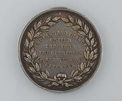 Stříbrná medaile Vlasteneckého fondu připomínající spojenectví mezi Anglií a Francií 1854, udělená starostou Doveru, 1855 od English School