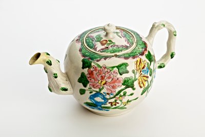 Stafordšírská konvička zdobená chryzantémami, 1760 (solně glazovaná kamenina) od English School