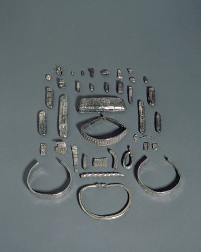 Cuerdale Hoard, anglosaský a vikingský poklad, nalezený na nábřeží řeky Ribble u Cuerdale Hall, poblíž Prestonu, Lancashire, datum terminálu 901-5 AD (stříbrný) od English School