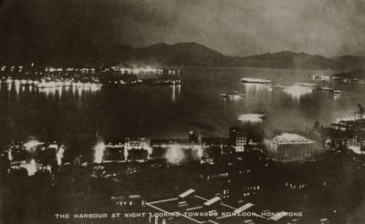 Přístav v noci při pohledu na Kowloon, Hong Kong, z alba fotografií týkajících se služby Pte H. Chicka, 1940 od English School