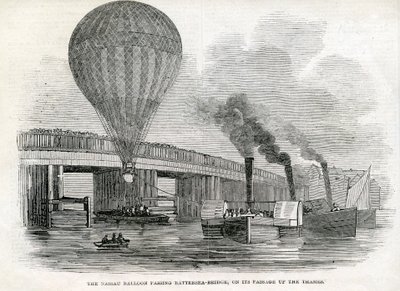 Balón z Nassau míjející Battersea Bridge od English School