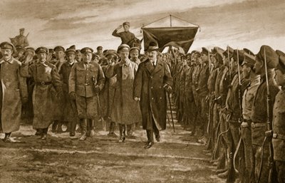 Trockij, ruský bolševický válečný komisař, při inspekci pluku Letců, kteří tvořili elitu Rudé armády, 1914-19 od English School