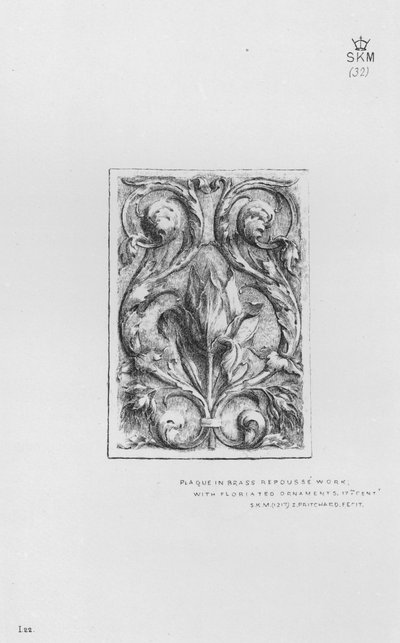 Muzeum Viktorie a Alberta: Plaketa z mosazného repousse s květinovými ozdobami od English School