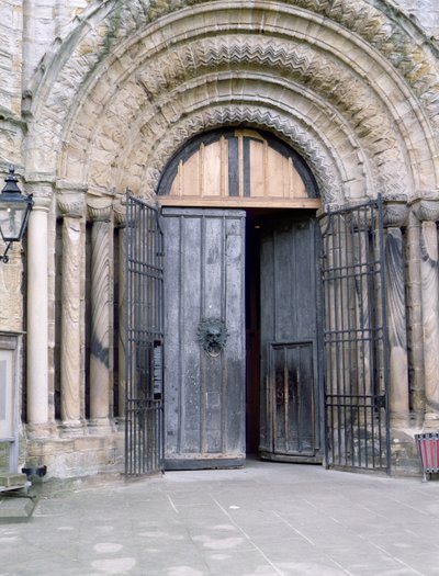 Pohled na severní dveře katedrály v Durhamu (foto) od English School