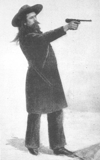 William F. Cody (Buffalo Bill) se svou novou zbraní od English School