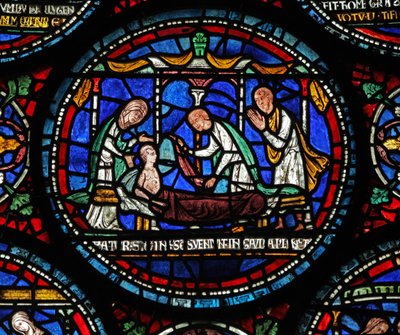 Okno s6 zobrazující scénu z okna St Thomas Becket Miracle: Cicely z Plumstead(?) sedí na máru od English School