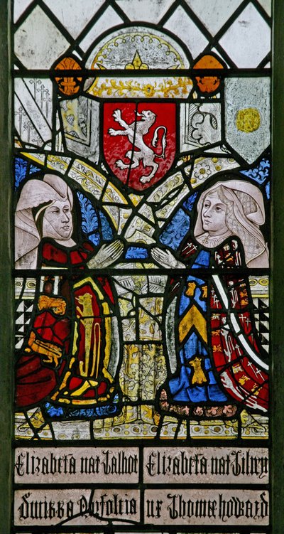 Okno w1 zobrazující Elizabeth Talbot, vévodkyni z Norfolku a Elizabeth Tilney, hraběnku ze Surrey s erbem rodiny Mowbray nahoře od English School