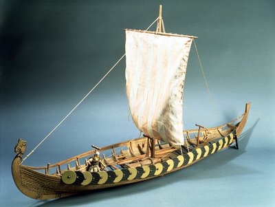 Opravený model vikingské lodi nalezený v Gokstad, Norsko v roce 1880 (dřevo) od English School English School