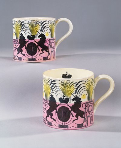 Pár hrnků Wedgewood připomínající korunovaci Jejího Veličenstva královny Alžběty II, 1953 od Eric Ravilious