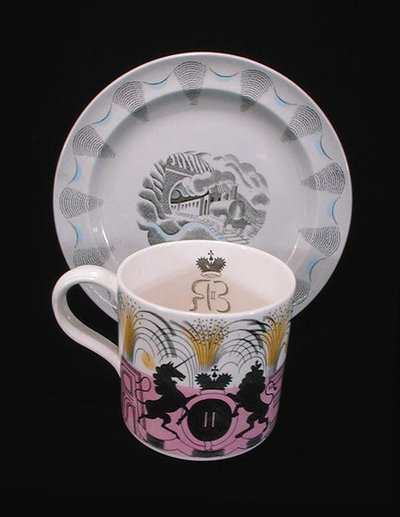 Korunovační hrnek a talíř "Travel", Wedgwood od Eric Ravilious