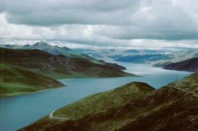 Jezero Yamdrog, jižní trasa ze Shigatse do Lhasy, Tibet (foto) od Erich Lessing
