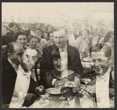[Dvojitá expozice skupiny lidí na banketu] od Erich Salomon