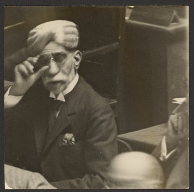 [Sedící muž v turbanu a tmavých brýlích] od Erich Salomon