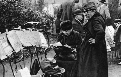 Prodejci známek na Champs Elysees, Paříž, 1931. od Ernest Flammarion