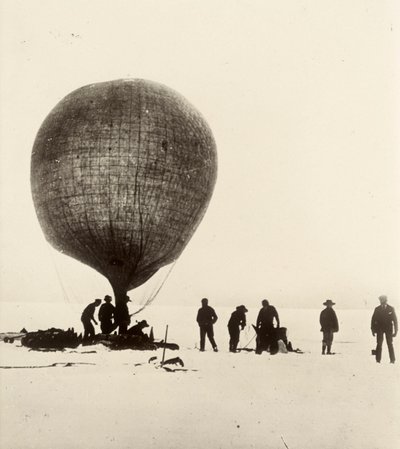 Pohled na balón z kravských střev, který se na ledě nafukuje vodíkem. Z alba sira Ernesta Henryho Shackletona s názvem Národní antarktická expedice (1901-1903). od Ernest Henry Shackleton