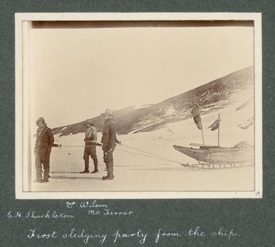 E. H. Shackleton, Dr. Edward Wilson a pan Hartley Ferrar (geolog) v postroji na saních. Z alba sira Ernesta Henryho Shackletona s názvem National Antarctic Expedition (1901-1903). od Ernest Henry Shackleton