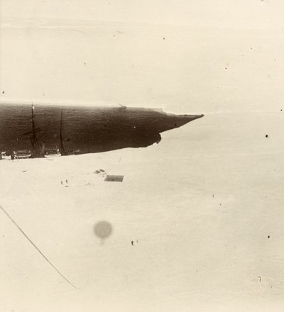 Pohled z balonu na náhorní plošinu. Z alba sira Ernesta Henryho Shackletona s názvem Národní antarktická expedice (1901-1903). od Ernest Henry Shackleton