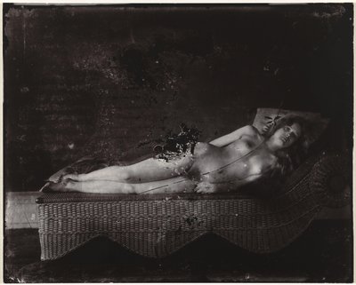 Ženský akt na lenošku Dívka na proutěném lenošku, New Orleans (název na předmětu) od Ernest James Bellocq