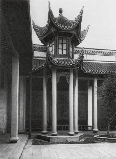 Changshafu, Chen kia tze tang, Hunan, Chrám předků rodiny Chen, zvonice na hlavním nádvoří (čb fotografie) od Ernst Boerschmann