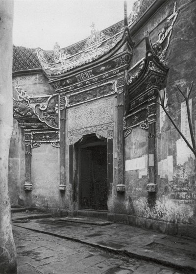 Chungkingfu, Sečuán, Dveře domu v uličce, zdobené glazovaným porcelánem (čb fotografie) od Ernst Boerschmann