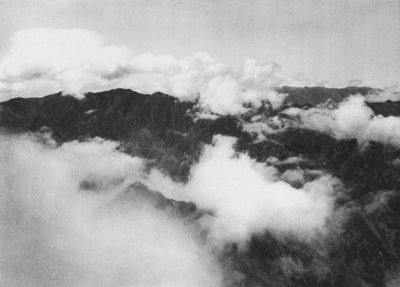 Hua shan, Pai yun, Shensi, Bílé mraky kolem vrcholu Posvátné hory (čb fotografie) od Ernst Boerschmann