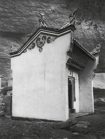 Ichangfu, Lung wang tung, Hupei, Brána v Chrámu dračího krále (čb fotografie) od Ernst Boerschmann