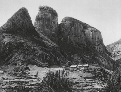 Ichangfu, Pi kia shan, Hupei, Hora držitelů štětců naproti jeskynnímu chrámu Dračího krále (čb fotografie) od Ernst Boerschmann