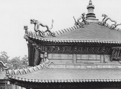 Jehol, Hingkung, Chihli, Pozlacená bronzová střecha (č/b fotografie) od Ernst Boerschmann