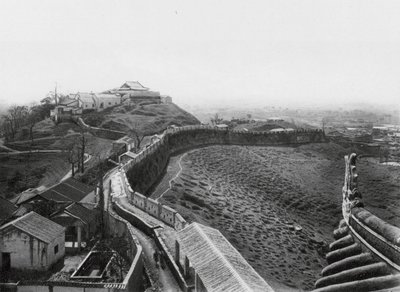 Kuang-čou, Kuan-jin-šan, Kuangtung, Pohled ze severní věže severní zdi města a kopce Kuan-jin (čb fotografie) od Ernst Boerschmann
