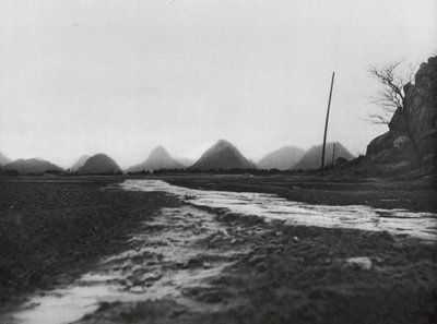 Kuangsi, Kuželovité hory severně od Kueilinfu (čb fotografie) od Ernst Boerschmann