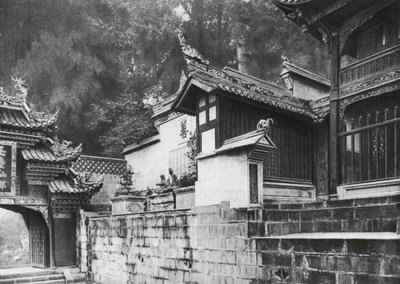 Kuanhien, Ori Lang miao, Sečuán, První nádvoří chrámu Ori Lang (čb fotografie) od Ernst Boerschmann