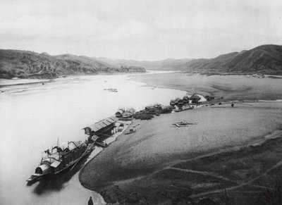 Kuei kiang, Kuangsi, Řeka Kuei, Lodě podél břehů (čb fotografie) od Ernst Boerschmann