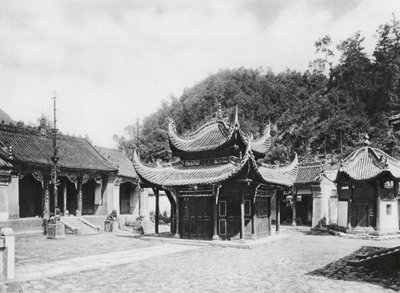 Miao tai tze, Shensi, hlavní dvůr kláštera (čb fotografie) od Ernst Boerschmann