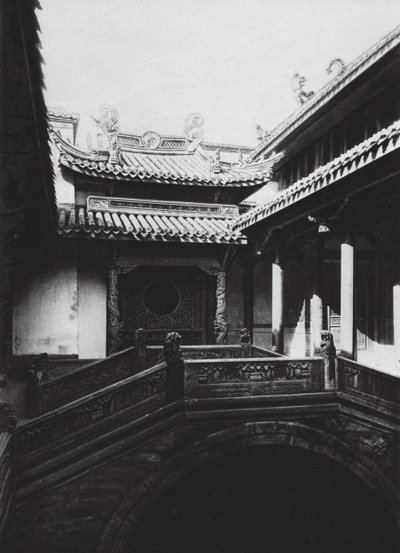 Ningpo, Fukien hui kuan, Chekiang, Přední nádvoří klubu Fukien (čb fotografie) od Ernst Boerschmann