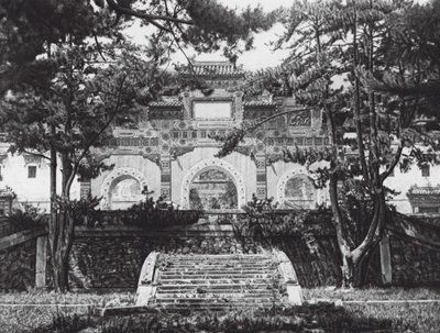 Peking, Si-šan, Tsing i-jüan, Čihli, Barevná prosklená brána v Západních kopcích u Pekingu (čb fotografie) od Ernst Boerschmann