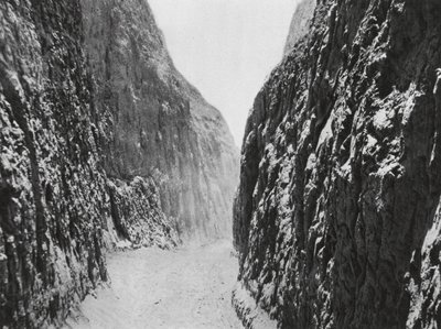 Pingyangfu, Shansi, Defile in the Loess (čb fotografie) od Ernst Boerschmann