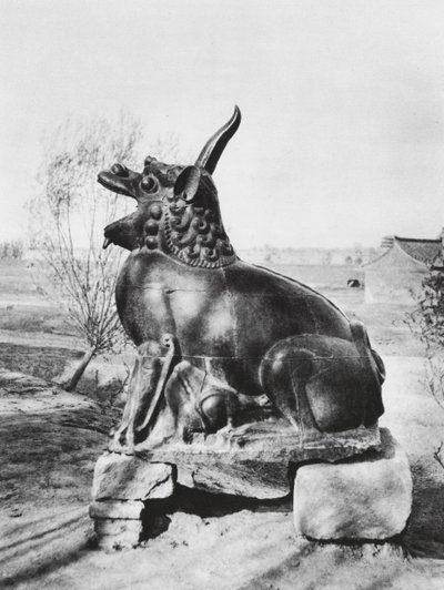 Taiyuanfu, Shansi, Bronzový jednorožec střežící řeku Fen (čb fotografie) od Ernst Boerschmann