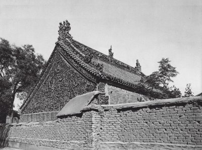 Tsing yang shu, Šantung, Sál s glazovanými terakotovými reliéfy v Chrámu bohyně Tai shan (čb fotografie) od Ernst Boerschmann