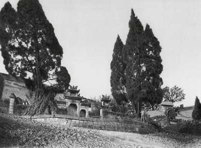 Wanhien, Kiao ting shan, Sečuán, Hrob na svazích kopce Kiao ting u Wanhienu (čb fotografie) od Ernst Boerschmann