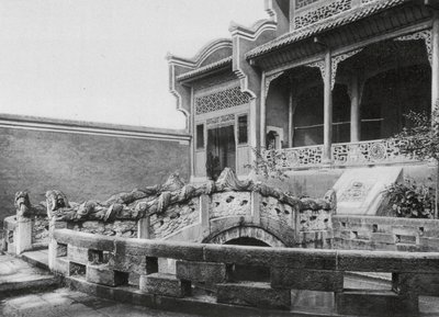 Wanhien, Wen miao, Sečuán, Přední nádvoří s jezírkem a dračím mostem v Konfuciově chrámu ve Wanhienu (čb fotografie) od Ernst Boerschmann