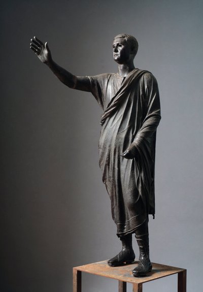 Aule Metele (Řečník), římský řečník – etruská bronzová socha, v: 179 cm, cca 90-70 př. n. l., z Pila, Itálie – etruská civilizace: „“ Magistrát Perugie Aulus Metellus říká Mluvčí nebo Arringatore““ "Bronzová socha." od Etruscan