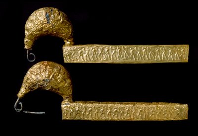 Etruské umění: fibule (špendlíky) ve zlatě. 630 před naším letopočtem. Z hrobky Licteur (Littore) Vetulonia (nebo Vetulonium). Ztlumit. 21 cm Florencie, Museo Archeologico od Etruscan