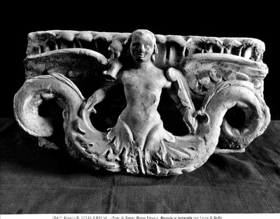 Římsa s postavou Scilla (terakota) od Etruscan