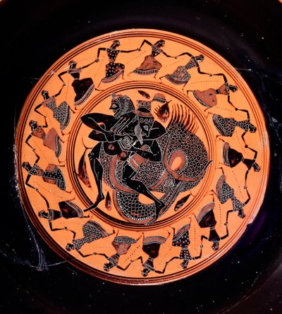 Terakotový kylix zobrazující Herkula bojujícího s Tritonem, obklopený sedmnácti tančícími Nereidami, 6. století před naším letopočtem od Etruscan
