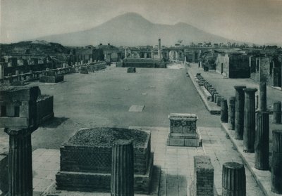 Pohled na fórum s Vesuvem v dálce, Pompeje, Itálie, 1927 od Eugen Poppel
