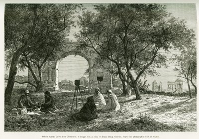 Bab-er-Roumia (Bab er Roumia), brána křesťanské ženy, římské ruiny v Dougga, piknik cestovatelů a jejich průvodců, kolem fotoaparátu. Rytina Eugena Girardeta pro ilustraci příběhu Voyage en Tunisie, R.Cagnat a H.Saladin, náboje z oblouku od Eugene Alexis Girardet