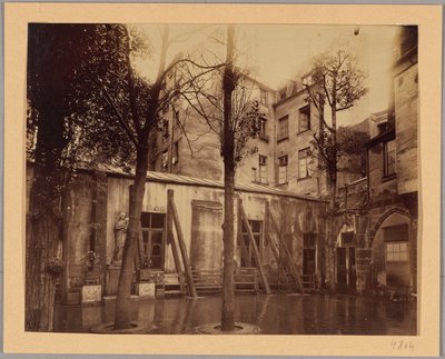 Malá budova, v níž se nachází stará kostnice Saint-Séverin od Eugène Atget